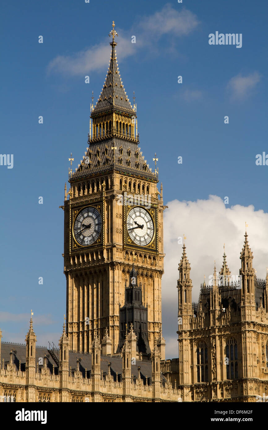 La tour de l'horloge Big Ben le logement dans les chambres du Parlement, Westminster Banque D'Images