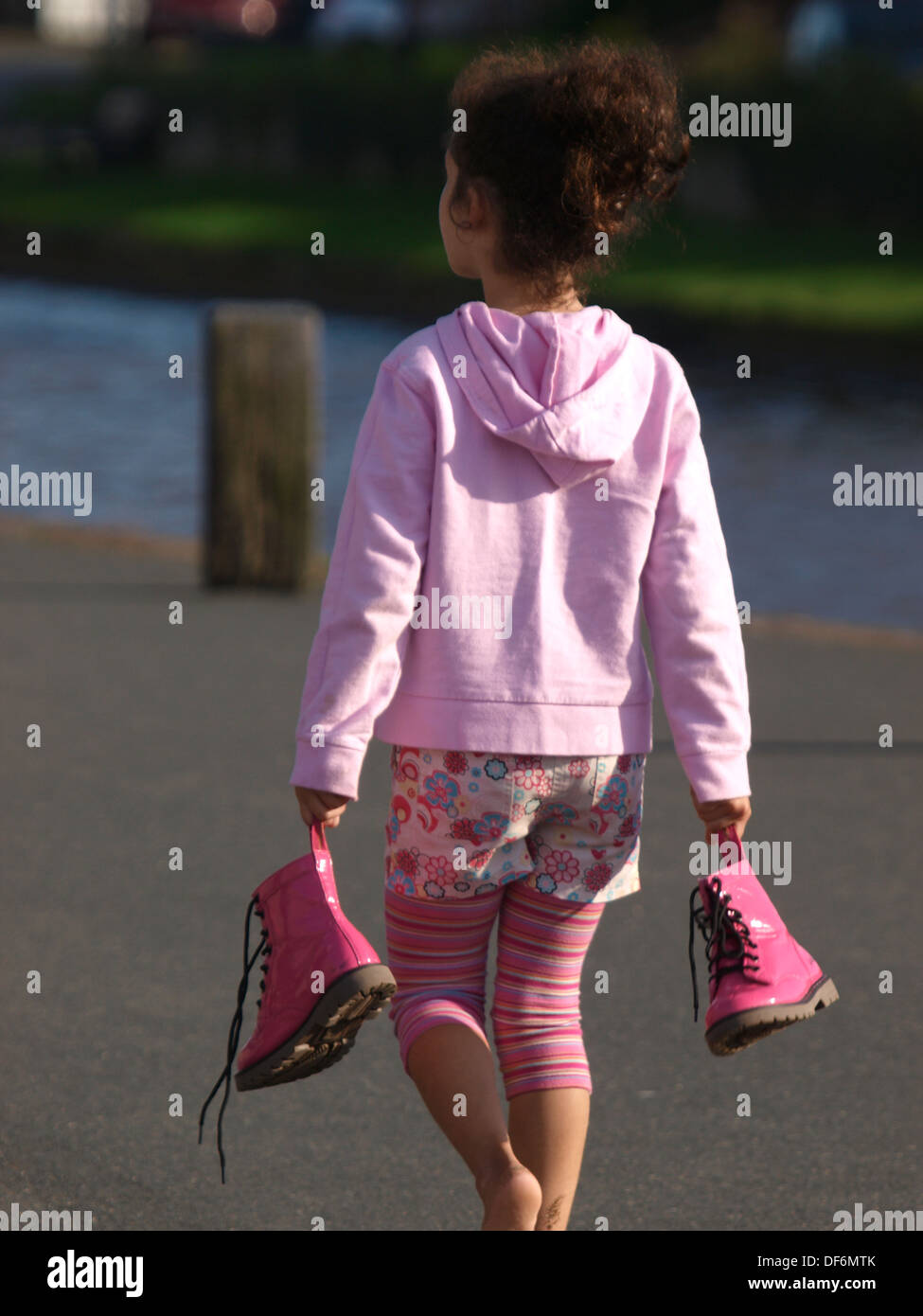 Jeune fille portant des bottes Doc Martin rose, Bude, Cornwall, UK 2013 Banque D'Images