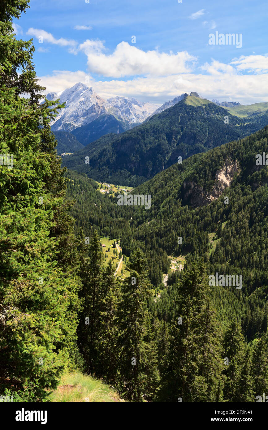 Vue depuis Val Duron, wild alpine Valley dans le Trentin, Italie Banque D'Images