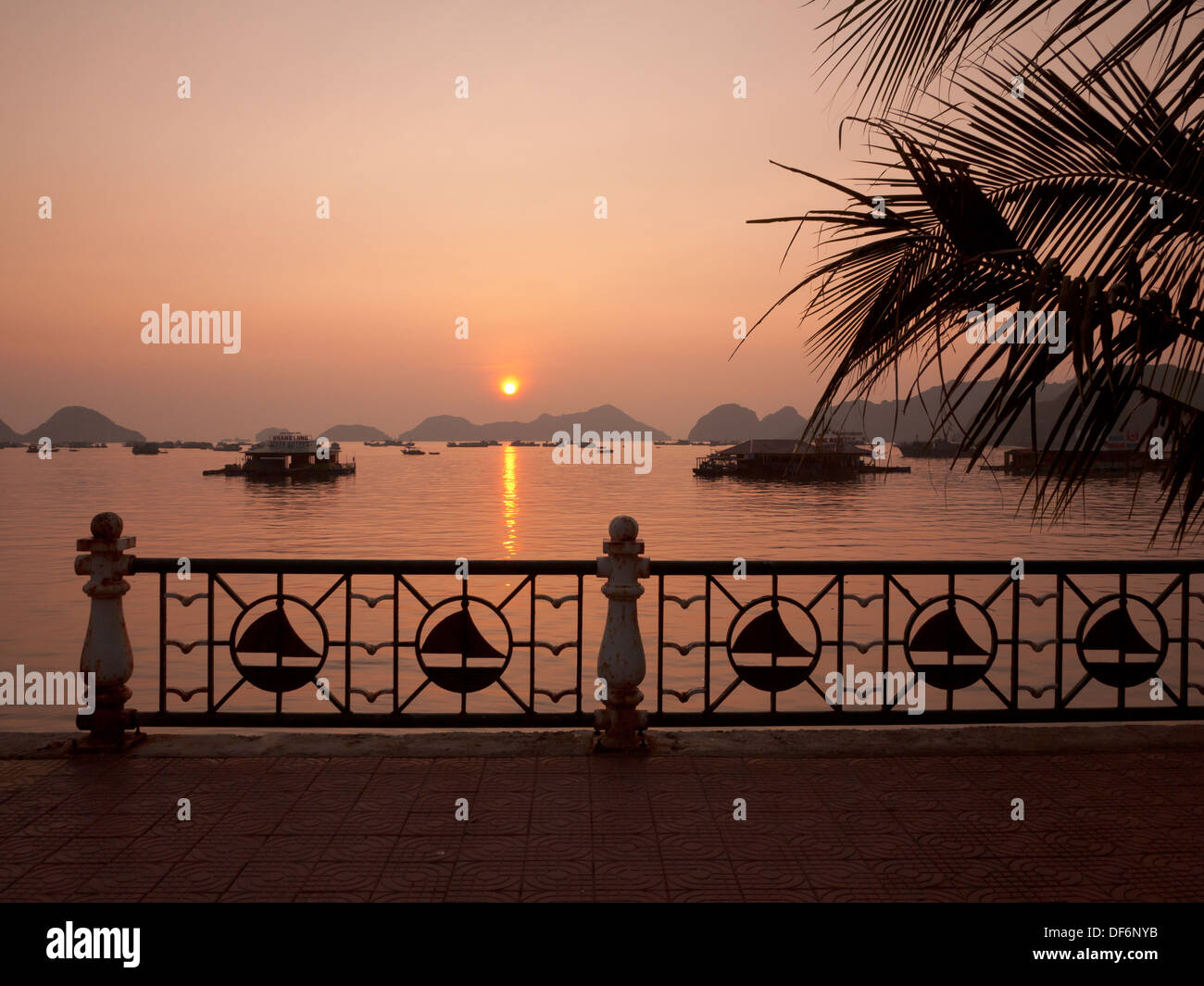 Un magnifique coucher de soleil sur le port de Cat Ba et baie de Lan Ha, dans le nord-est du Vietnam. Banque D'Images