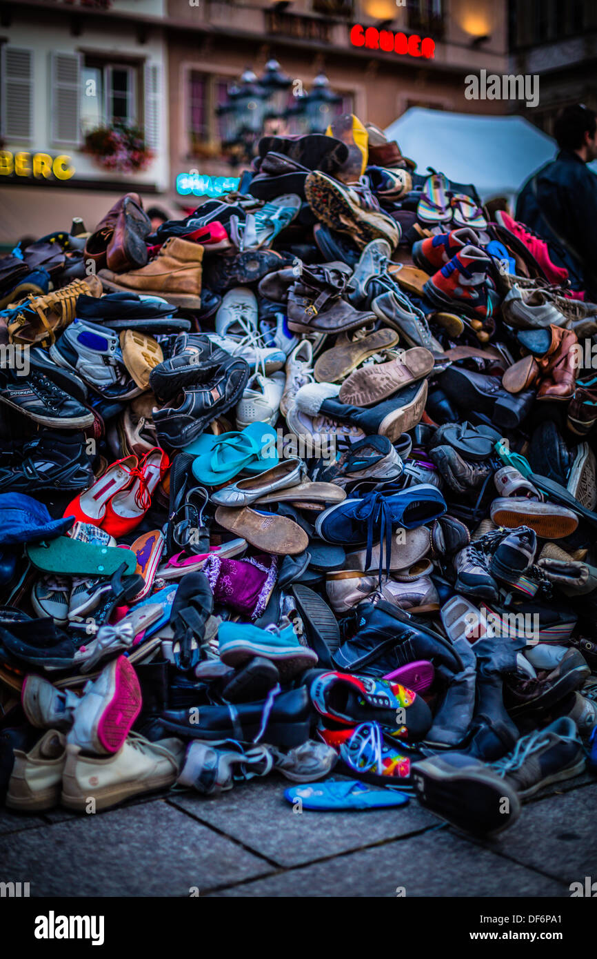 Un gros tas de chaussures colorées. Cela a été utilisé pour montrer combien  les humains produisent des déchets. Il semble également assez cool aussi !  Photo Stock - Alamy