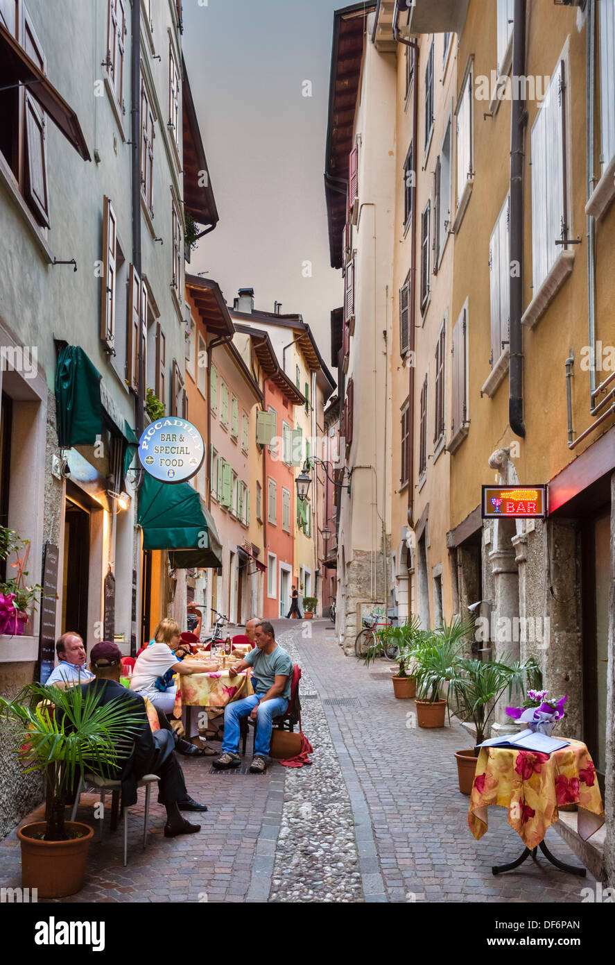 Restaurant en début de soirée dans une rue dans la vieille ville, Riva del Garda, Lac de Garde, Trento, Italie Banque D'Images