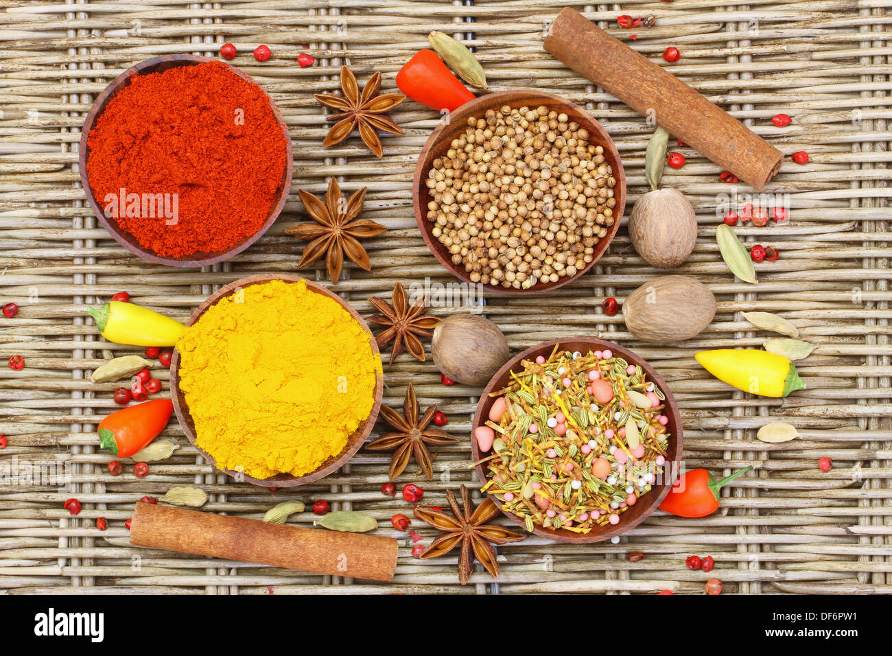Sélection d'épices indiennes et de piments frais, Close up Banque D'Images