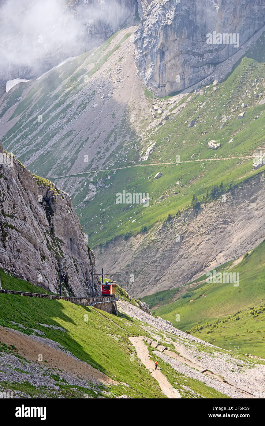 Swiss Alpine train à crémaillère jusqu'à la montagne escalade Banque D'Images