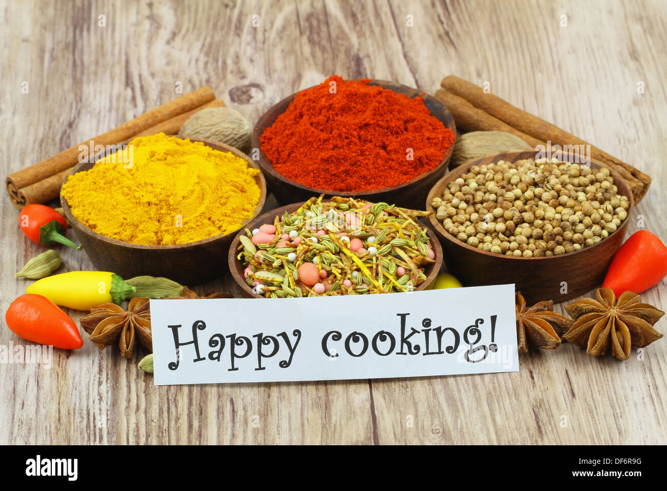 Carte de cuisine heureux avec sélection d'épices et piments Banque D'Images