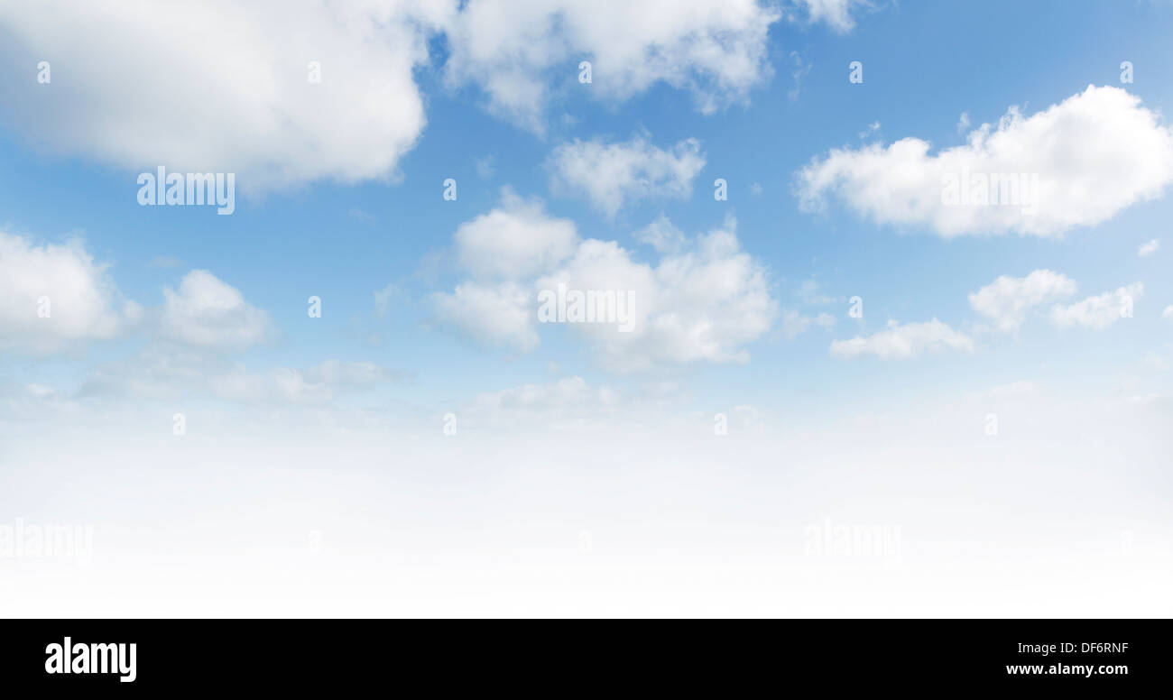 Les nuages blancs dans le ciel bleu. Grand fichier haute résolution. L'espace ci-dessous copie de la publicité Banque D'Images