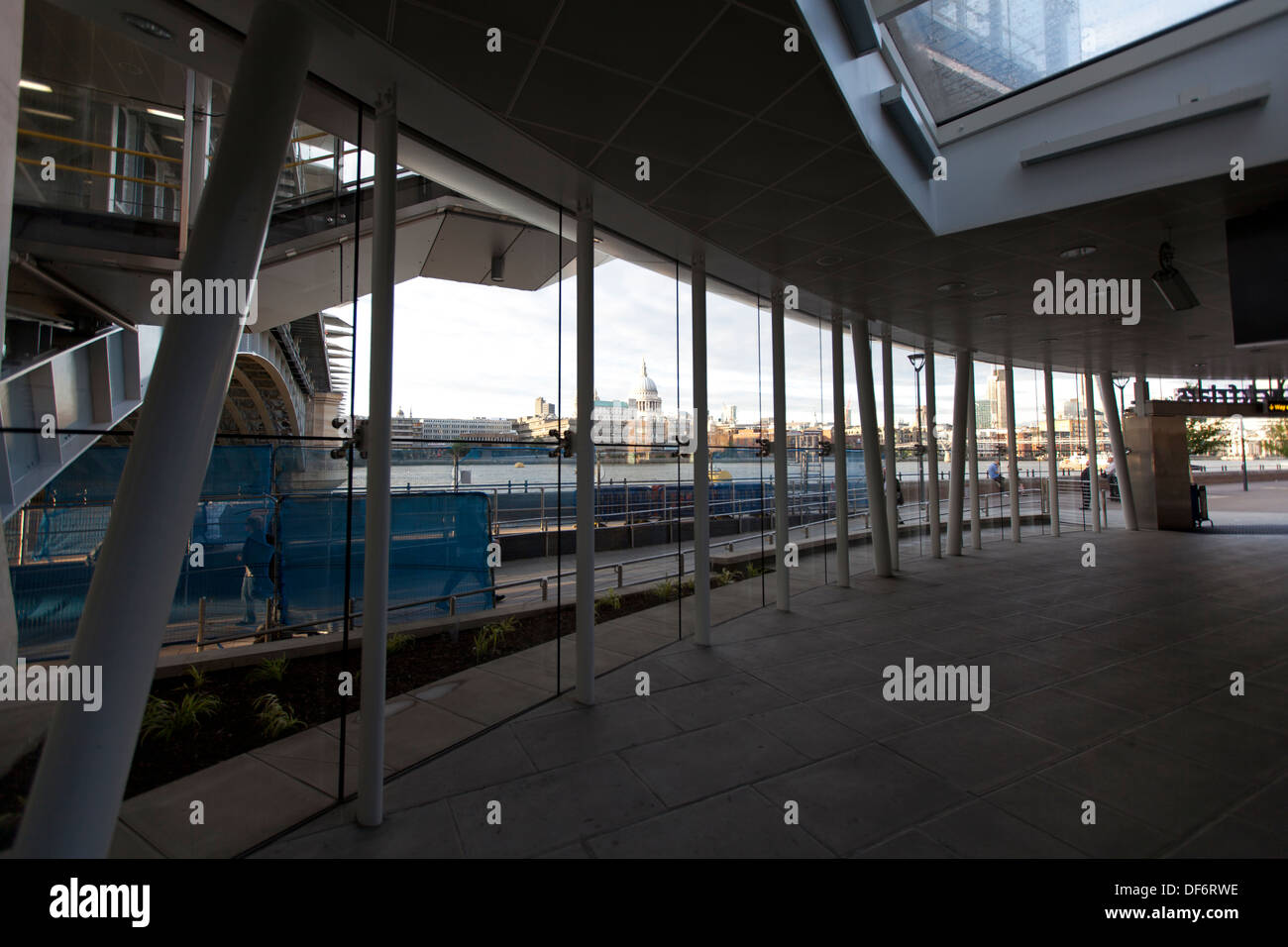 Une vue de la Cathédrale St Paul à partir de la rive sud entrée de Blackfriars Station, London, England, UK. Banque D'Images