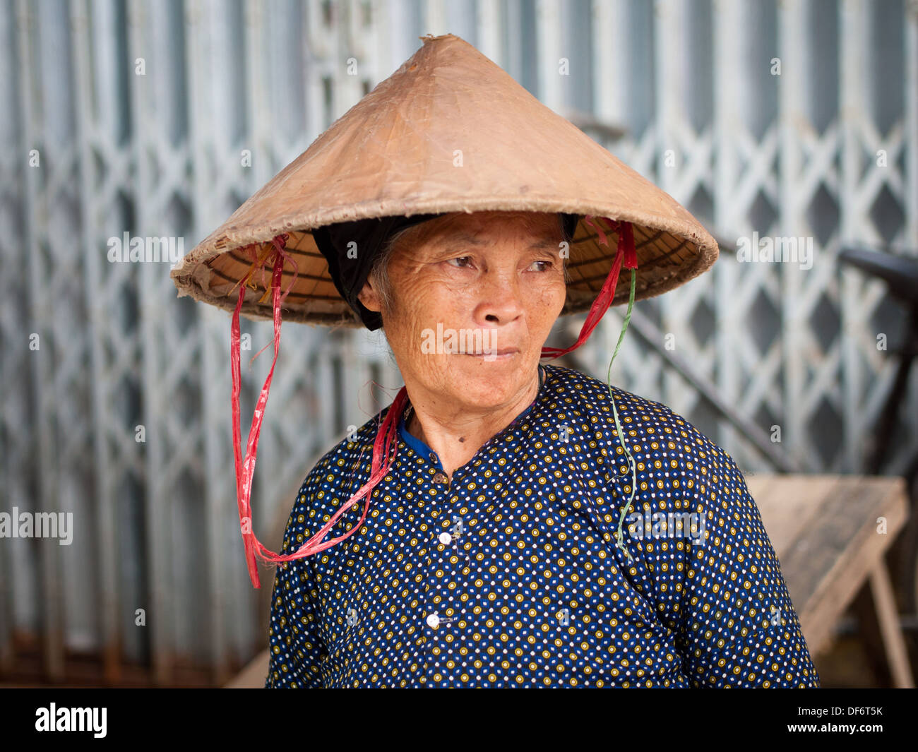 Un portrait d'une vieille femme vietnamienne dans un chapeau conique au  marché du dimanche de Bac Ha, province de Lao Cai, Vietnam Photo Stock -  Alamy
