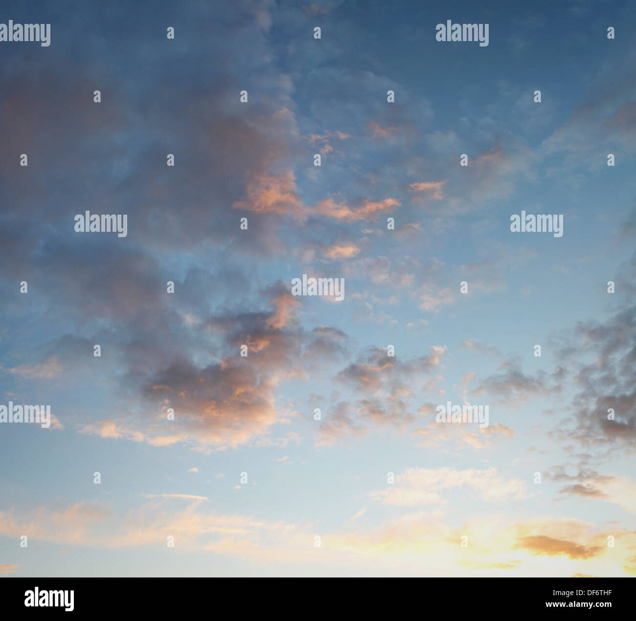 Des nuages dans le ciel bleu au coucher du soleil Banque D'Images