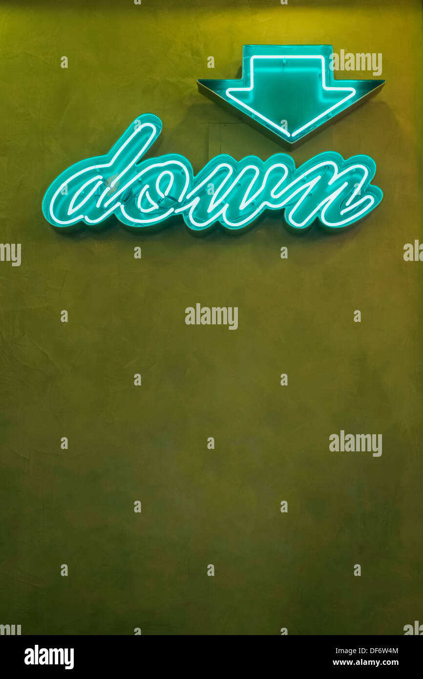 Flèche vers le Neon Sign, Seattle, Washington. Stock photo d'une flèche vers le néon signe sur un mur vert avec copie espace. Banque D'Images