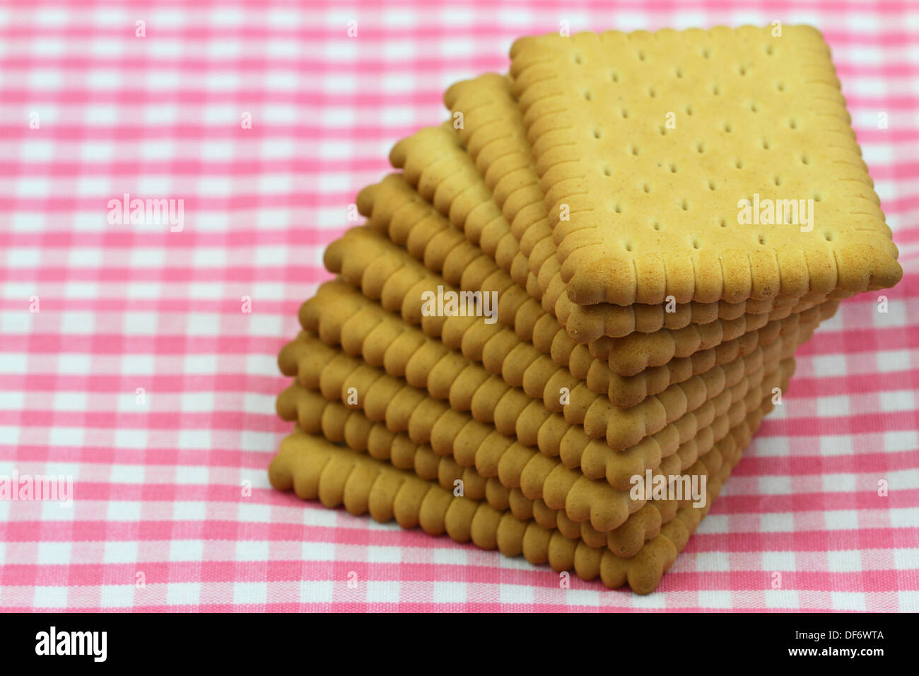 Biscuits croquants classique rose chiffon à carreaux sur with copy space Banque D'Images