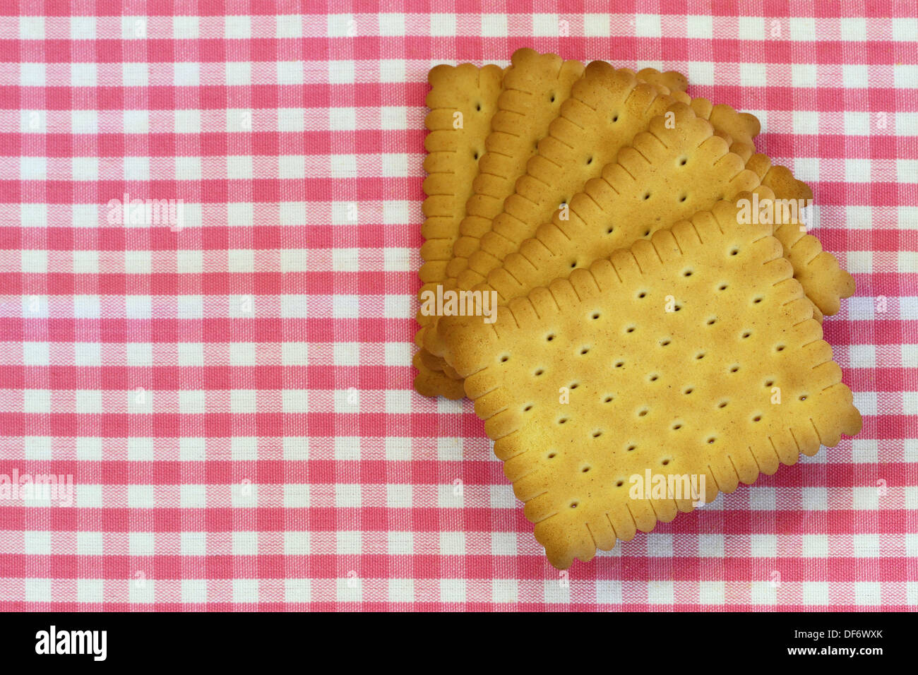 Biscuits croquants classique rose chiffon à carreaux sur with copy space Banque D'Images