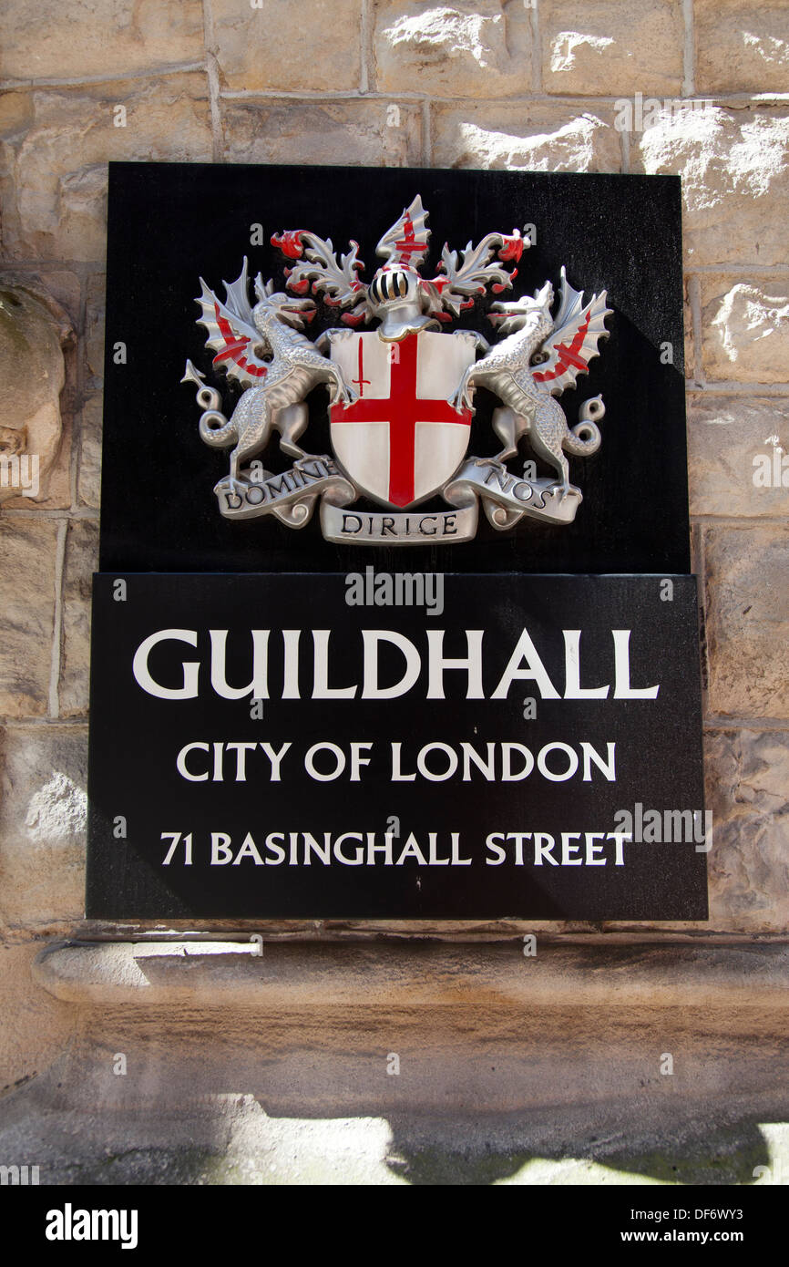 Guildhall Sign & crête de la City de Londres, Basinghall Street, Londres, Royaume-Uni. Banque D'Images