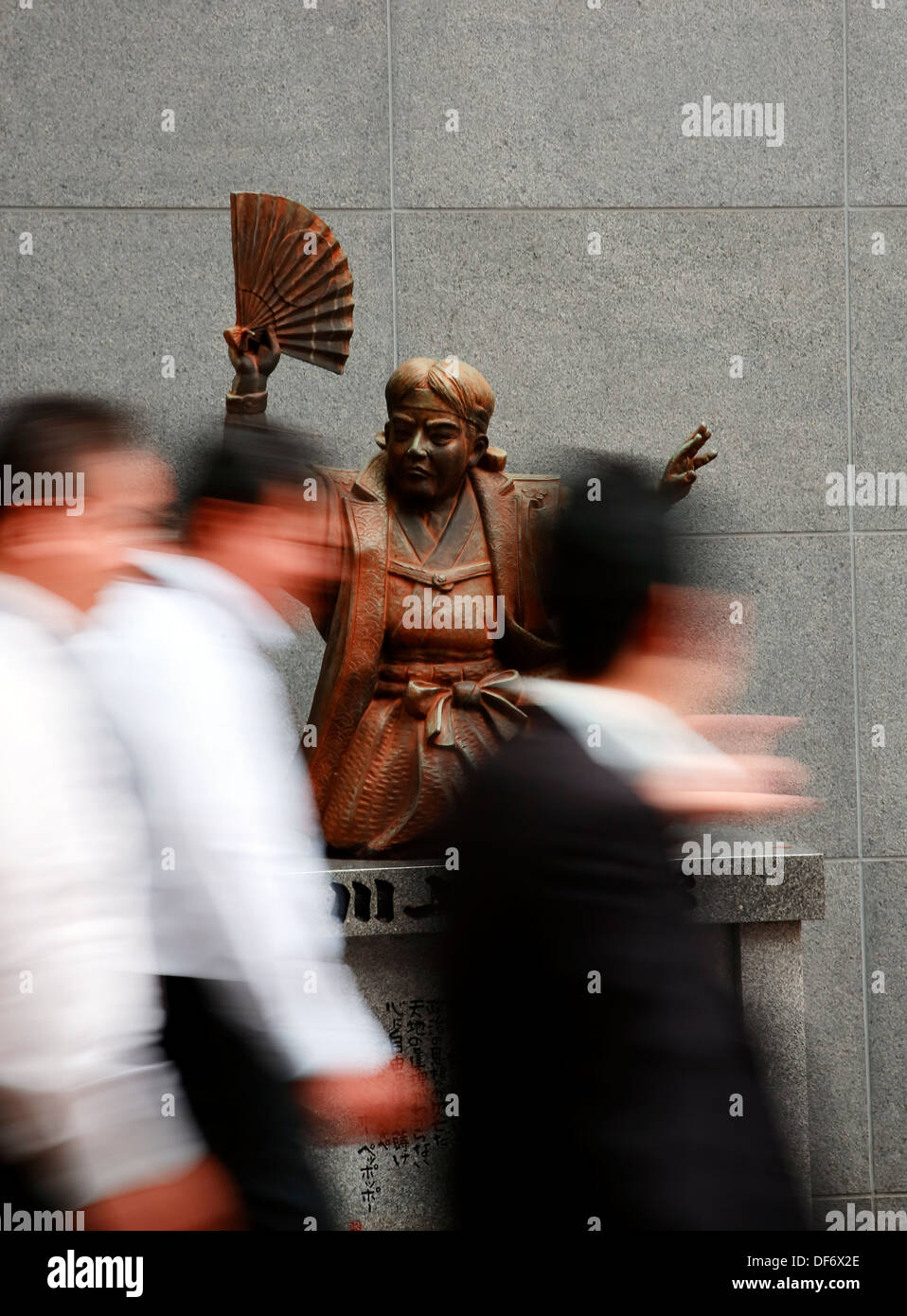 Chiffres flous avec statue Banque D'Images