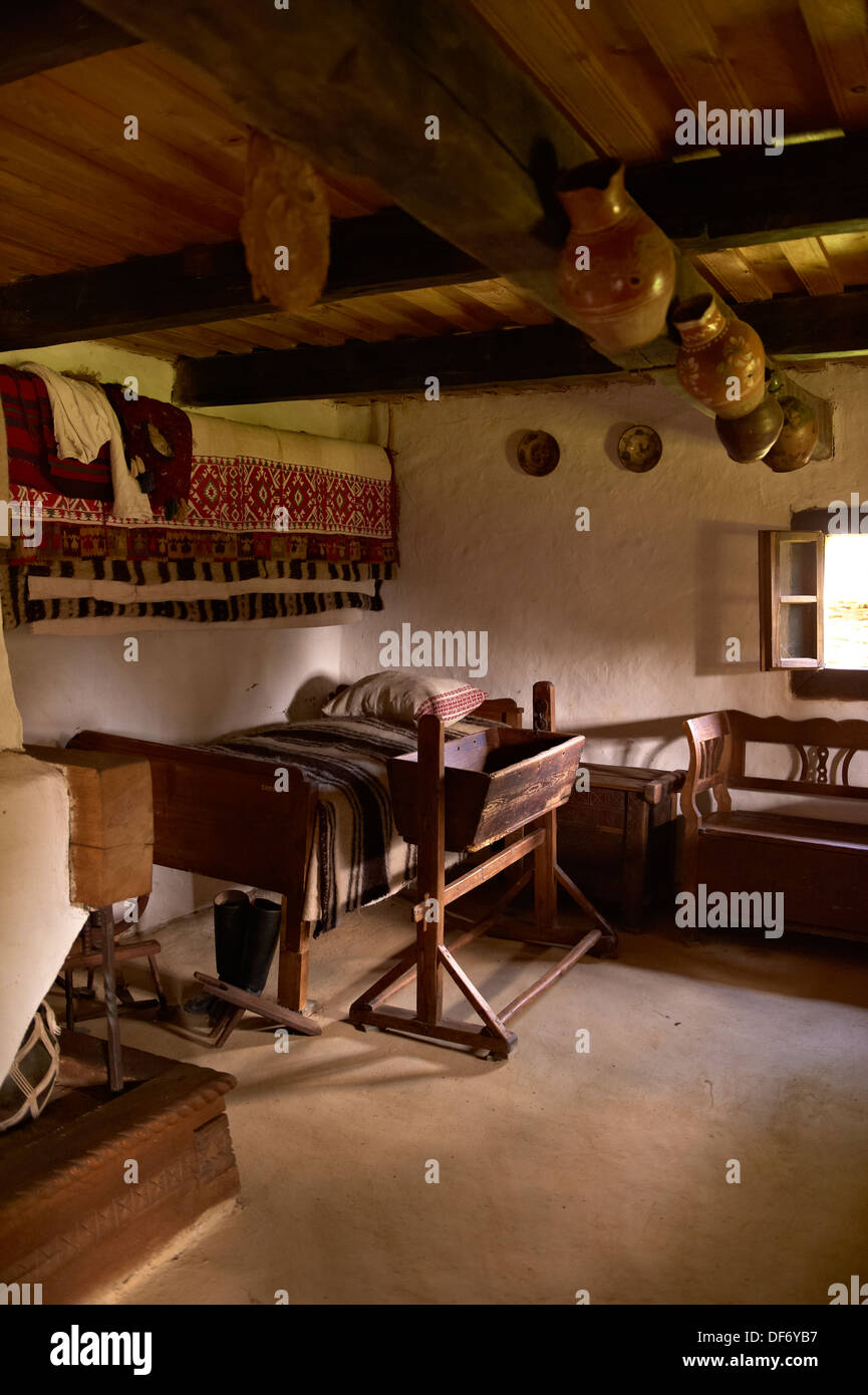 Intérieur rustique d'une maison en bois de la vallée de la Mare Maramures. Le musée du village près de Sighlet, Maramures, Transylvania Banque D'Images