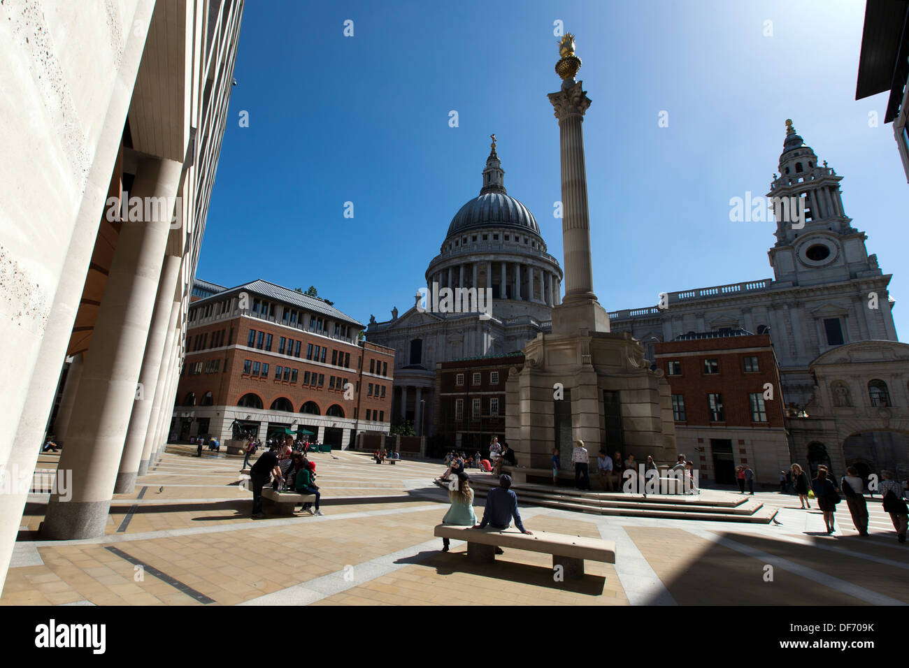 La Cathédrale St Paul et la place Paternoster Square Paternoster, colonne, Londres, Angleterre, Royaume-Uni. Banque D'Images