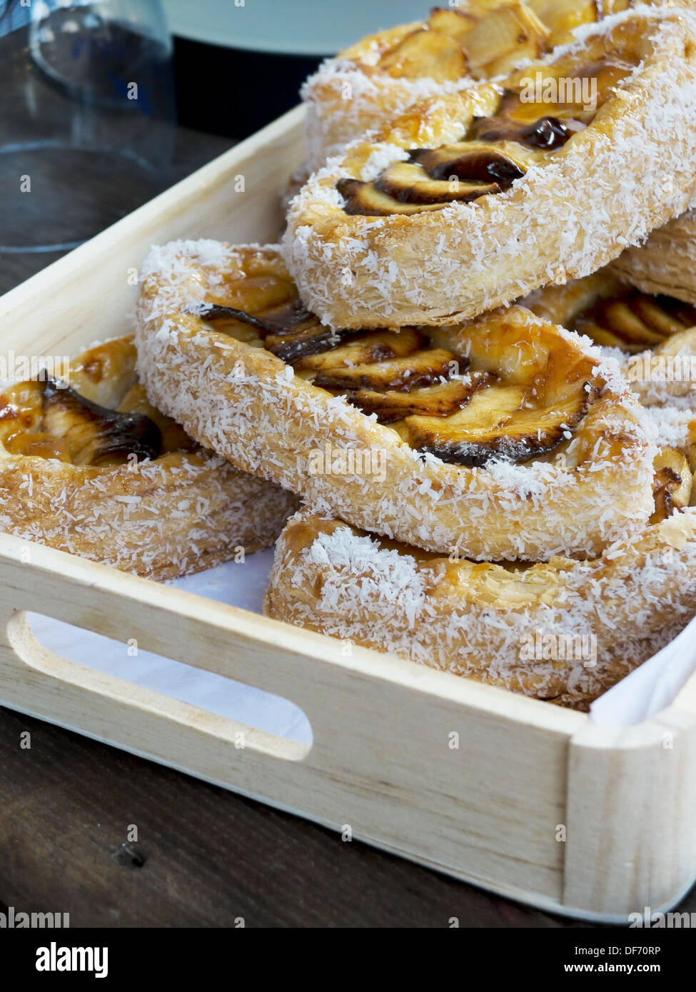 Les tartes aux pommes dans une boîte en bois. Banque D'Images