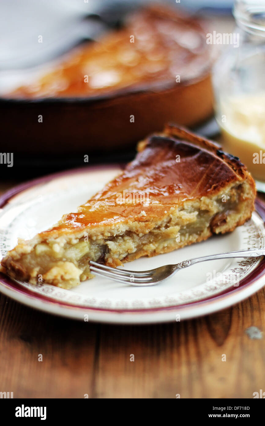 Tarte aux pommes et crème anglaise Banque D'Images