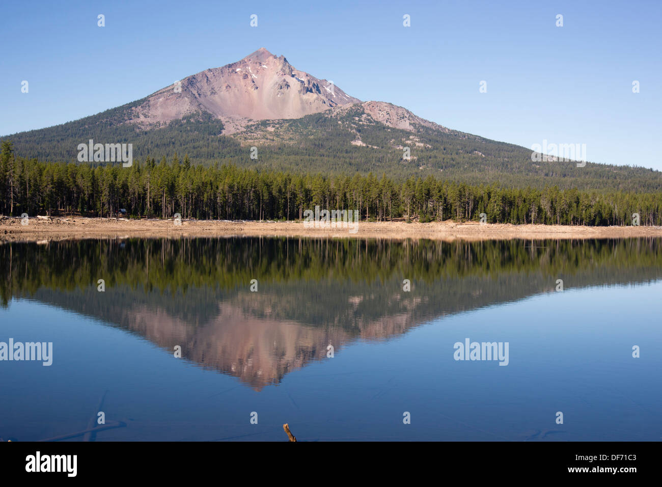 Quatre Mile Lake montre une réflexion presque parfaite pour Mt McLoughlin Banque D'Images