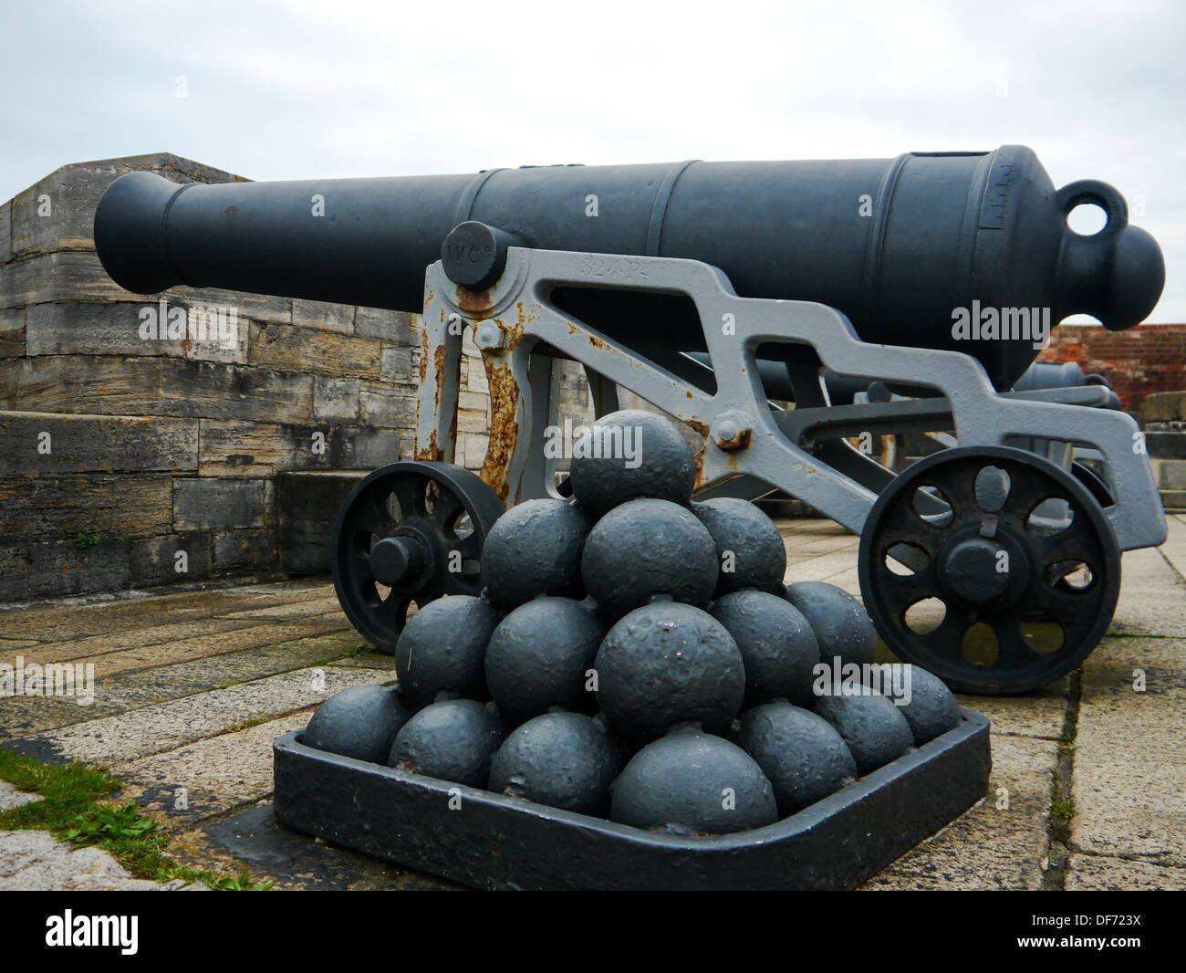 Canons et les boulets sur les remparts de château de Southsea à Portsmouth, Angleterre Banque D'Images