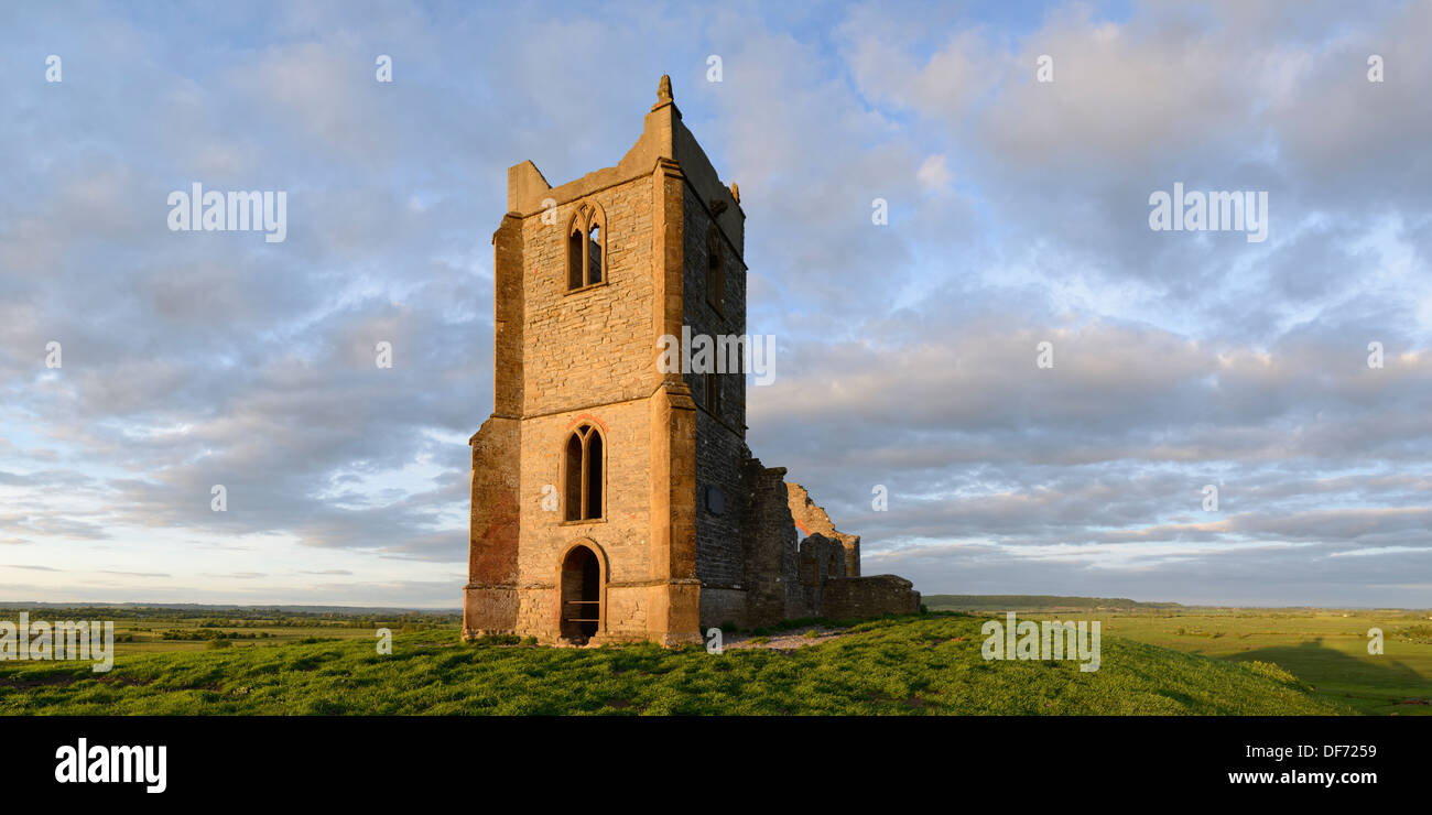 Les ruines de l'église le Burrow Mump, un repère sur le Somerset Levels. Banque D'Images