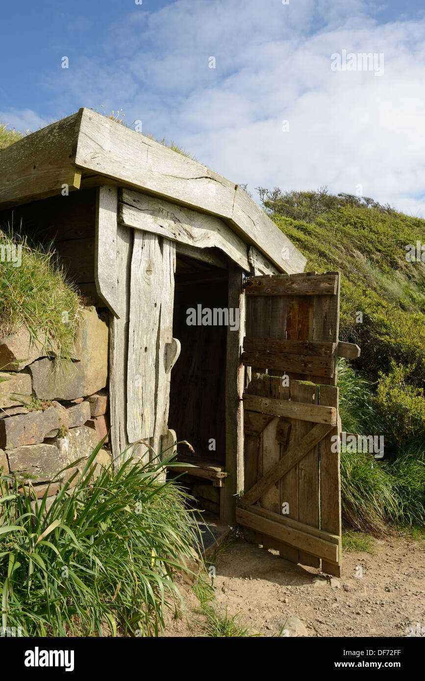 Hawker's Hut, une cabane en bois à l'origine construit par Robert Stephen Hawker donnant sur la mer à Morwenstow, Cornwall, UK. Banque D'Images