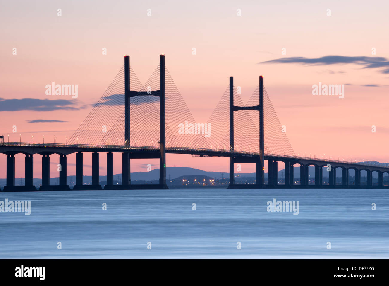 Le deuxième passage de Severn, la réalisation de l'autoroute M4, qui relie l'Angleterre et au Pays de Galles, photographié au crépuscule. Banque D'Images