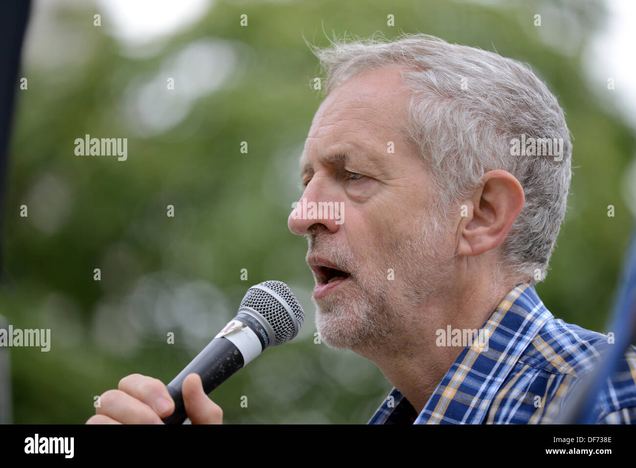 Londres, Royaume-Uni, 29 Sept 2013 : Jeremy Corbyn orateur à la cérémonie du souvenir et de la solidarité pour plus de 10 000 qui est décédé peu après l'exécution des évaluations de la capacité de travail dégradantes pour le gouvernement par Atos et compter dans Parliament square à Londres. Voir Li / Alamy.con, Live News Banque D'Images