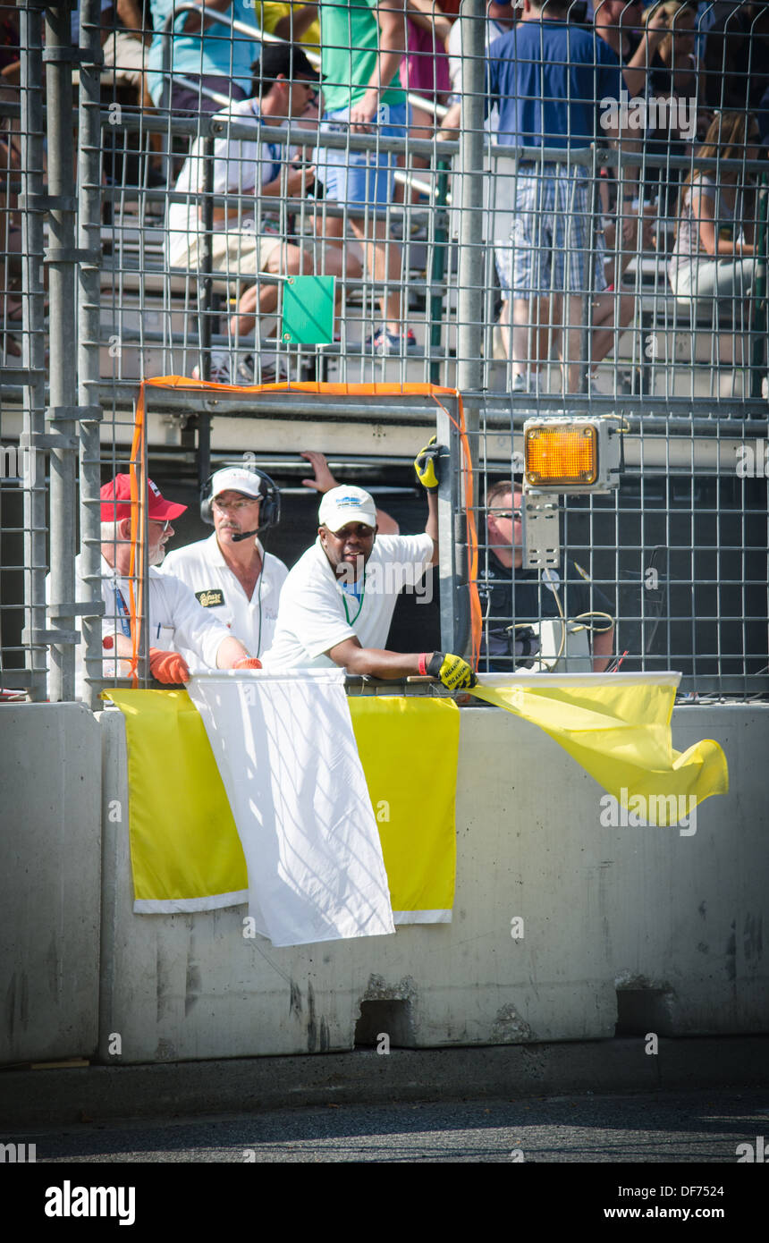 Drapeaux jaunes étant agité au Grand Prix de Baltimore Banque D'Images