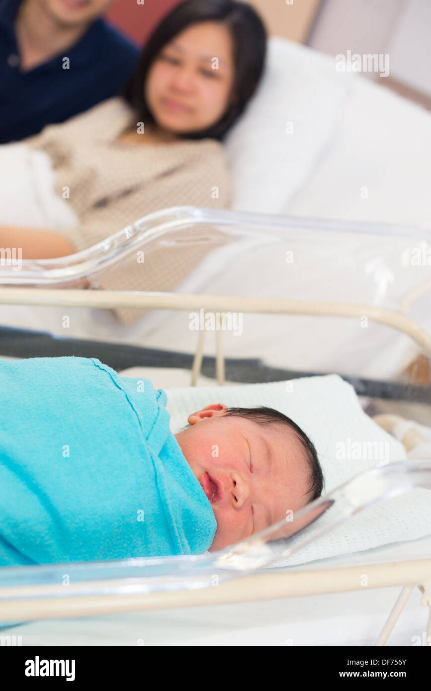 Chinois Asiatique Naissance Bebe Fille Et Papa A L Hopital Photo Stock Alamy