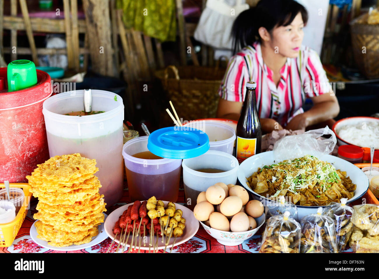 Thai street food vendu dans le marché animé de Chiang Rai. Banque D'Images