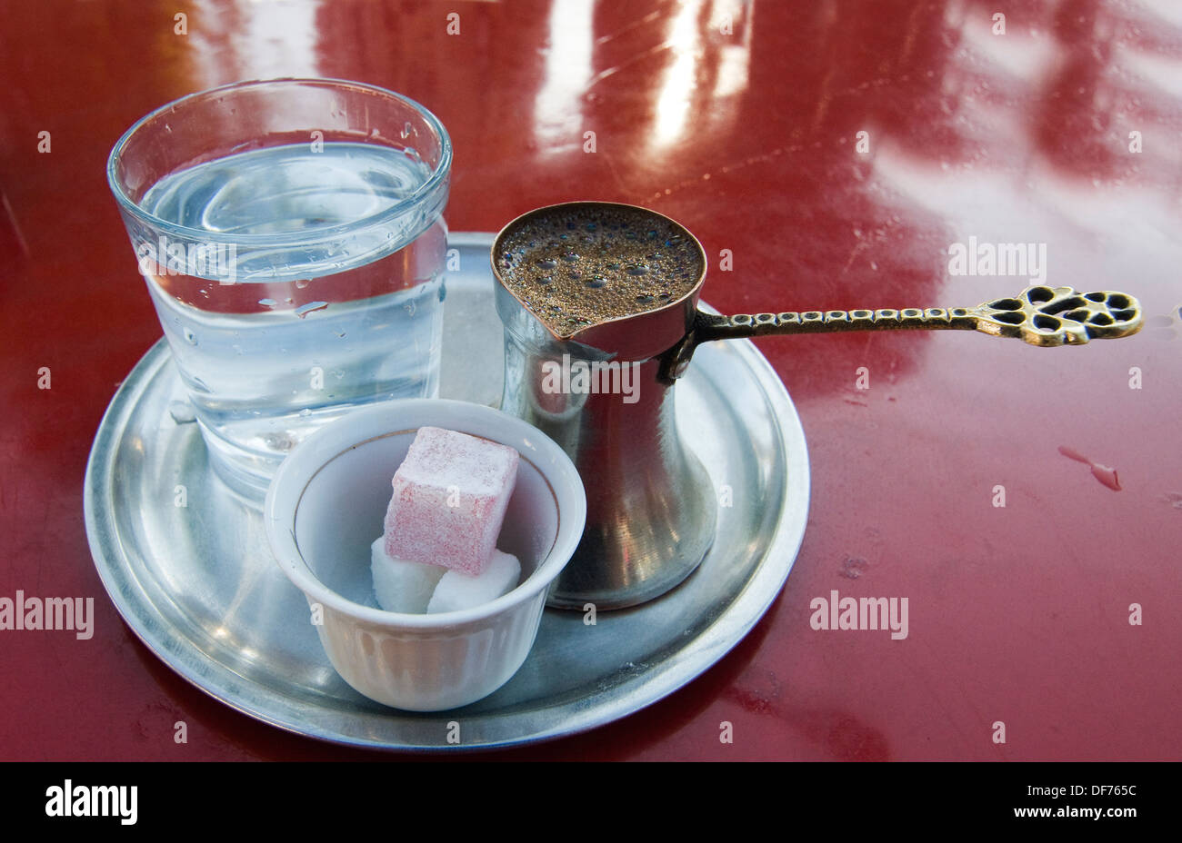 Un pot de café bosniaque traditionnel servi avec des morceaux de sucre et un verre d'eau. Banque D'Images