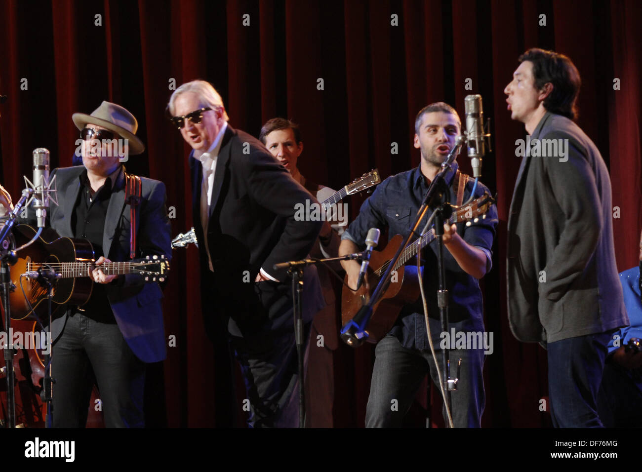 New York, New York, USA. 29 août, 2013. Elvis Costello, T Bone Burnett, Oscar Isaac et Adam Driver effectuer pendant un autre jour, une autre fois, célébrant la musique de "Inside Llewyn Davis'' à l'hôtel de ville le 29 septembre 2013 © Rahav Segev/ZUMAPRESS.com/Alamy Live News Banque D'Images