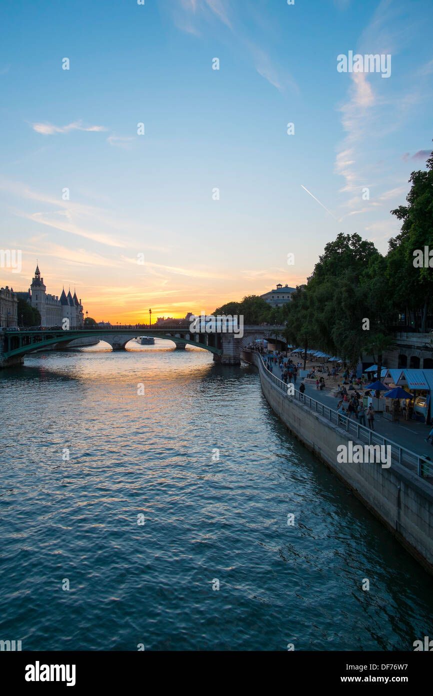 Coucher de soleil sur la Seine, Paris, France Banque D'Images