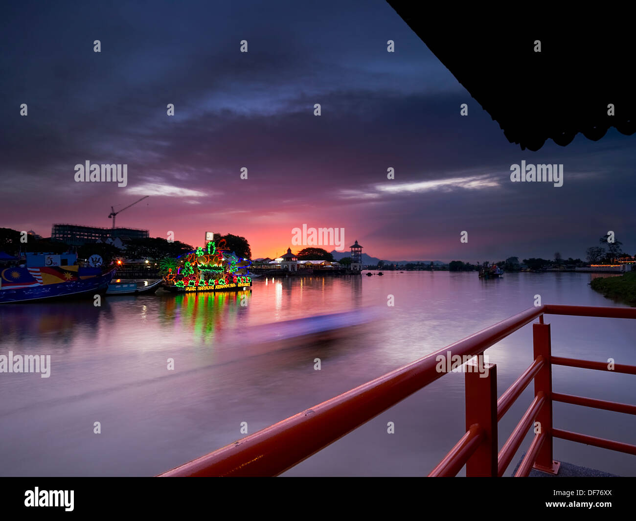 Vue du coucher de soleil de la ville de Kuching à partir de l'autre côté de la rivière Sarawak Banque D'Images