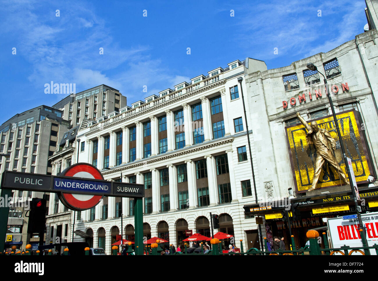 Vue sur le Dominion Theatre et signe de métro Tottenham Court Road, West End, Londres, Angleterre, Royaume-Uni Banque D'Images Vue sur le Dominion Theatre et signe de métro Tottenham Court Road, West End, Londres, Angleterre, Royaume-Uni Banque D'Images