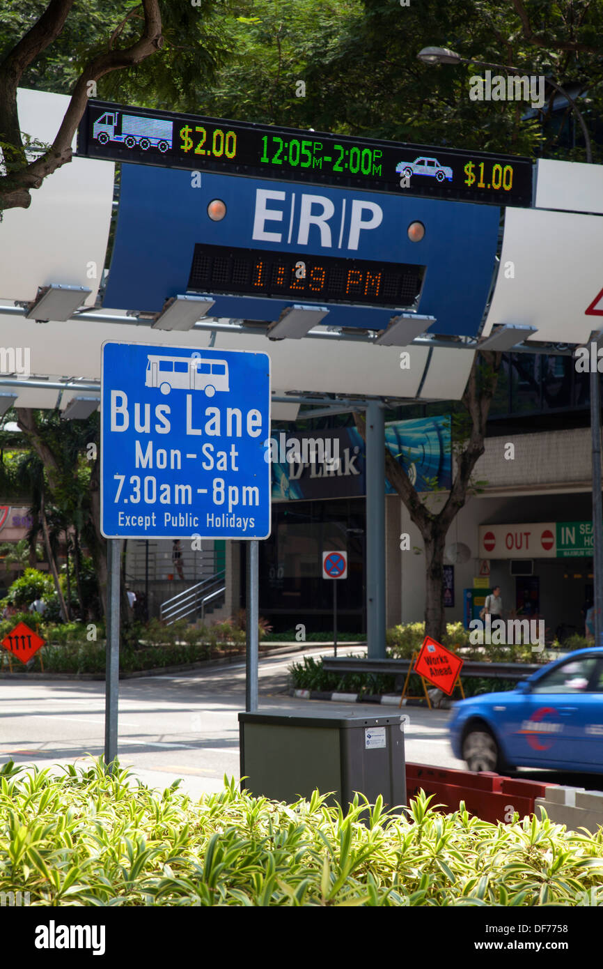 Installation sans frais ERP interne ville Asie Singapour argent payer paiement automatique du trafic automobile voitures gagner de l'impôt à l'état note de passage Banque D'Images