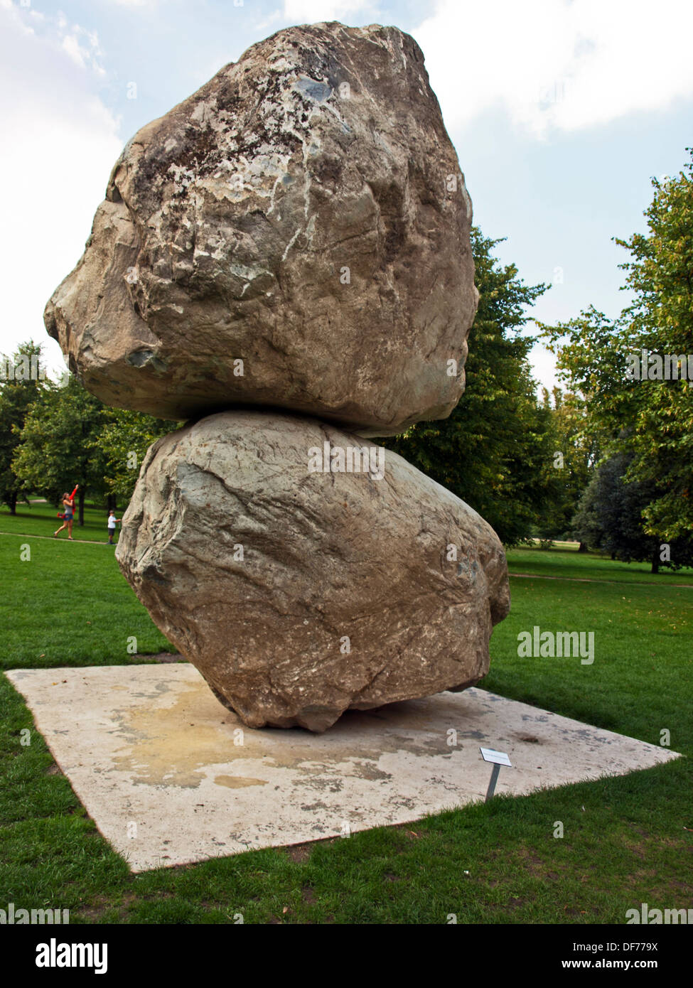 "Rocher au-dessus d'une autre Rock' sculpture de Fischli/Weiss à la Serpentine Gallery, Kensington Gardens, Hyde Park, London Banque D'Images