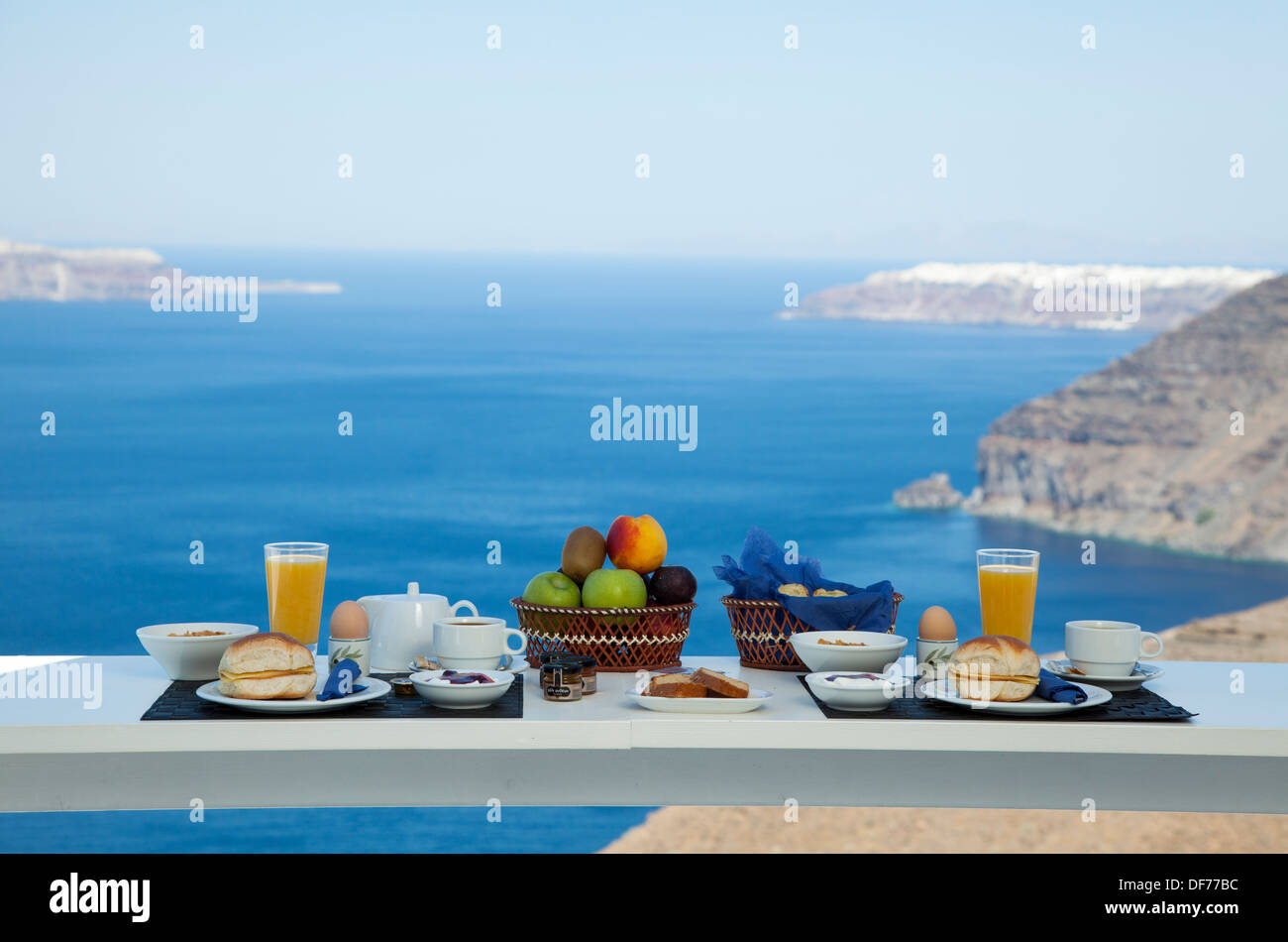 Petit-déjeuner deux oeufs pain café fruits Santorin mer océan voir l'attraction de l'île volcanique de la Grèce destination alimentaire Egée attirer Banque D'Images