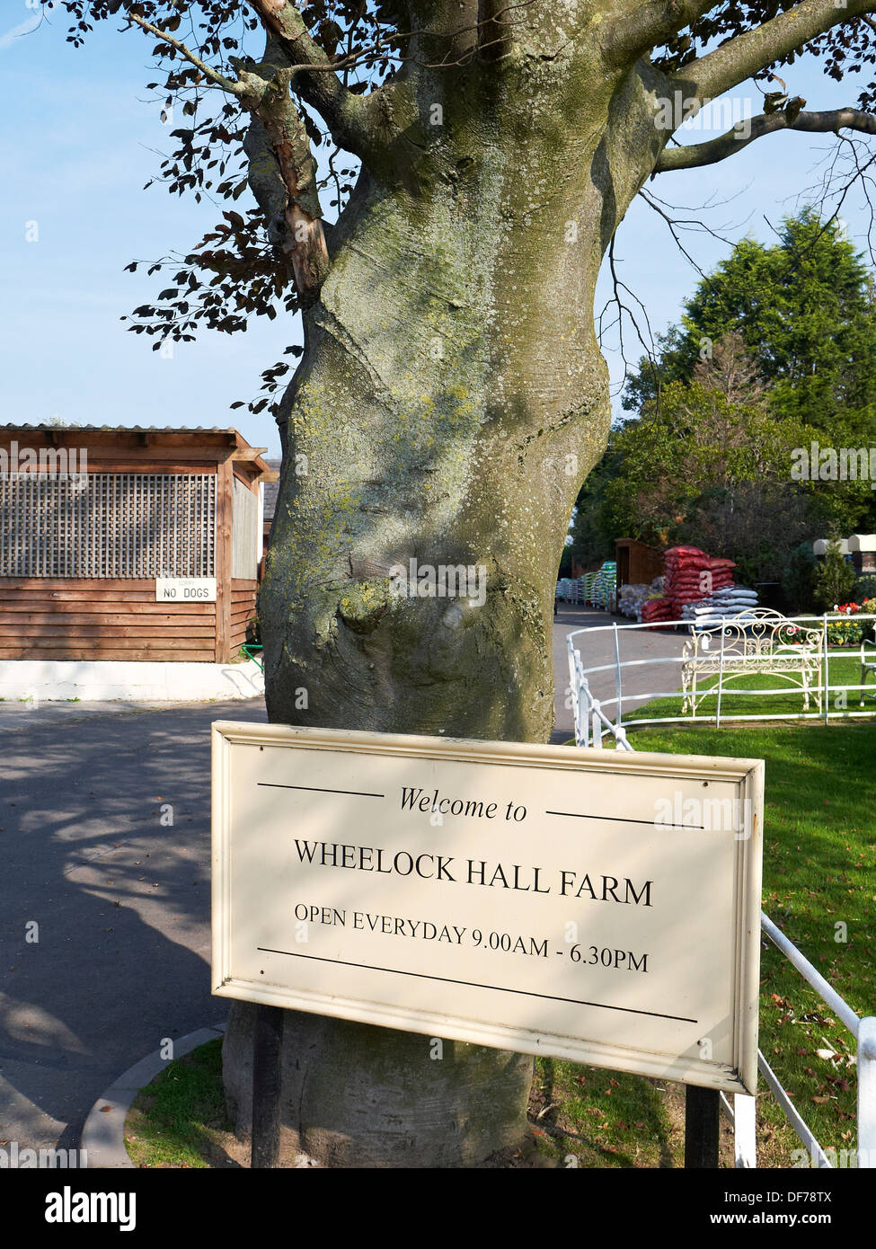 Bienvenue à Wheelock Hall Farm shop sign, Cheshire UK Banque D'Images