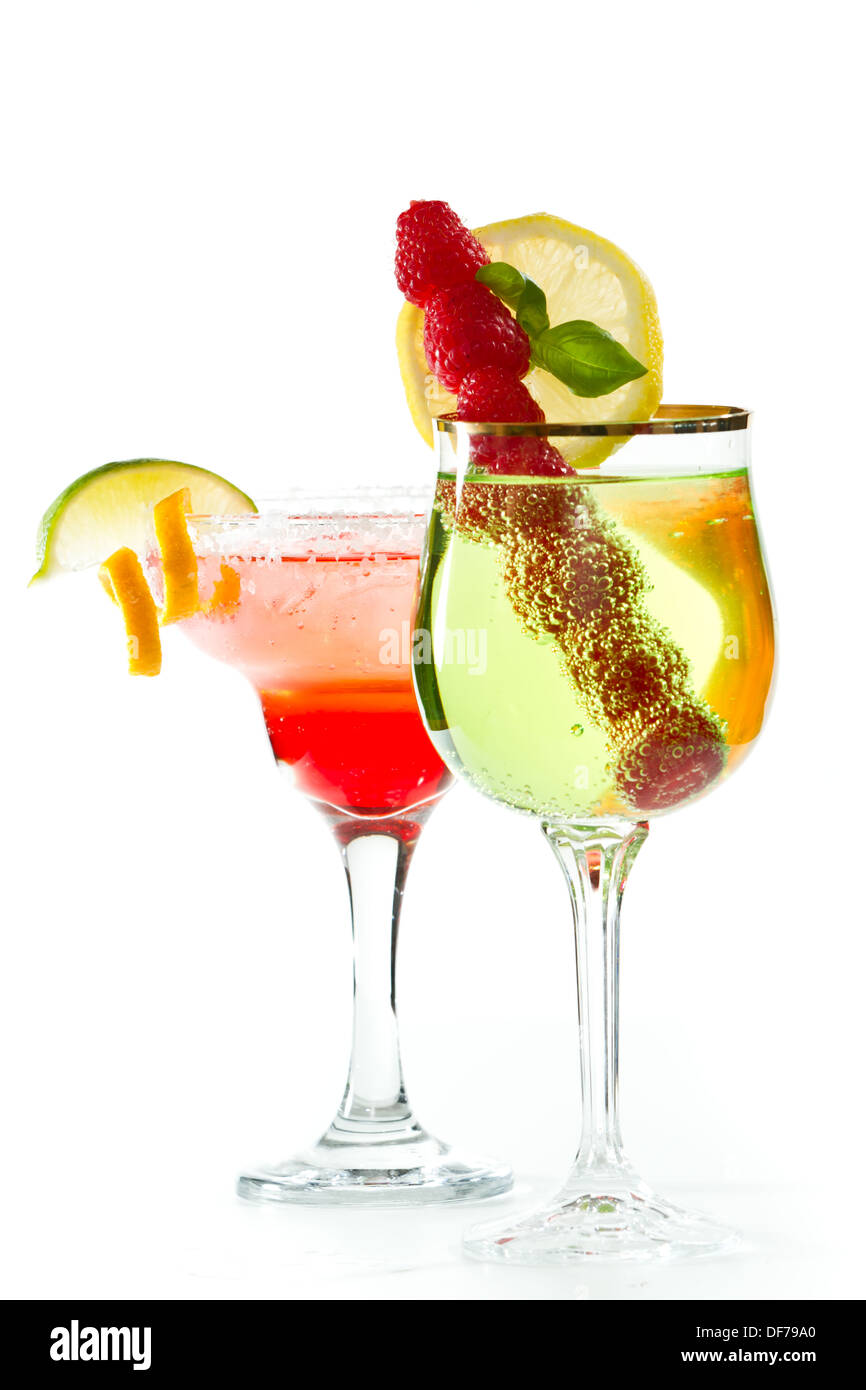 Des cocktails de fruits rafraîchissant isolé sur un fond blanc orné d'un lime et un zeste d'orange Banque D'Images