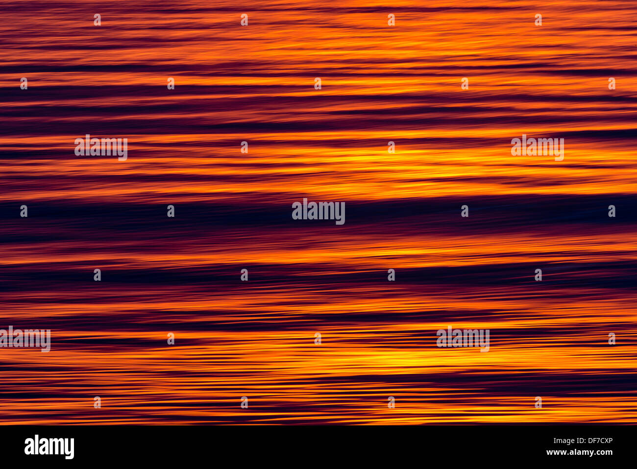 Les vagues dans la lumière du soir, l'océan Arctique, l'archipel du Svalbard, l'île de Spitsbergen, Svalbard et Jan Mayen (Norvège) Banque D'Images Les vagues dans la lumière du soir, l'océan Arctique, l'archipel du Svalbard, l'île de Spitsbergen, Svalbard et Jan Mayen (Norvège) Banque D'Images