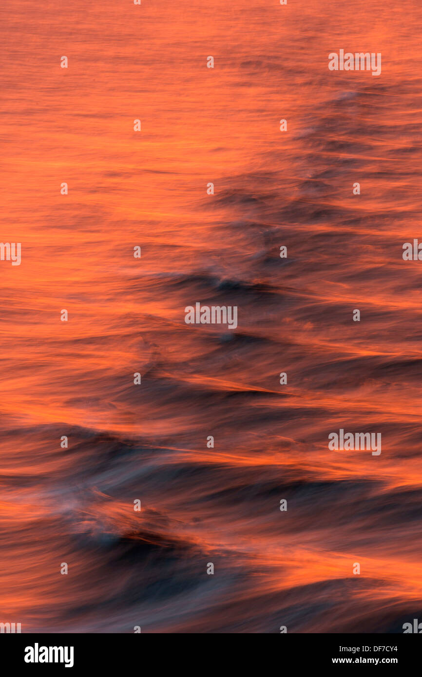 Vagues de proue dans la lumière du soir, l'océan Arctique, l'archipel du Svalbard, l'île de Spitsbergen, Svalbard et Jan Mayen (Norvège) Banque D'Images Vagues de proue dans la lumière du soir, l'océan Arctique, l'archipel du Svalbard, l'île de Spitsbergen, Svalbard et Jan Mayen (Norvège) Banque D'Images