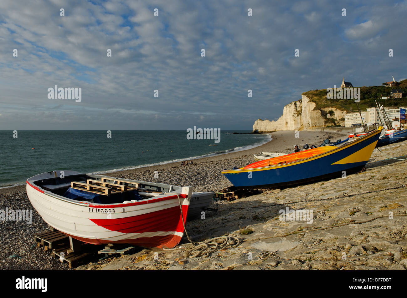 Bateaux sur la plage d'etretat Banque de photographies et d’images à