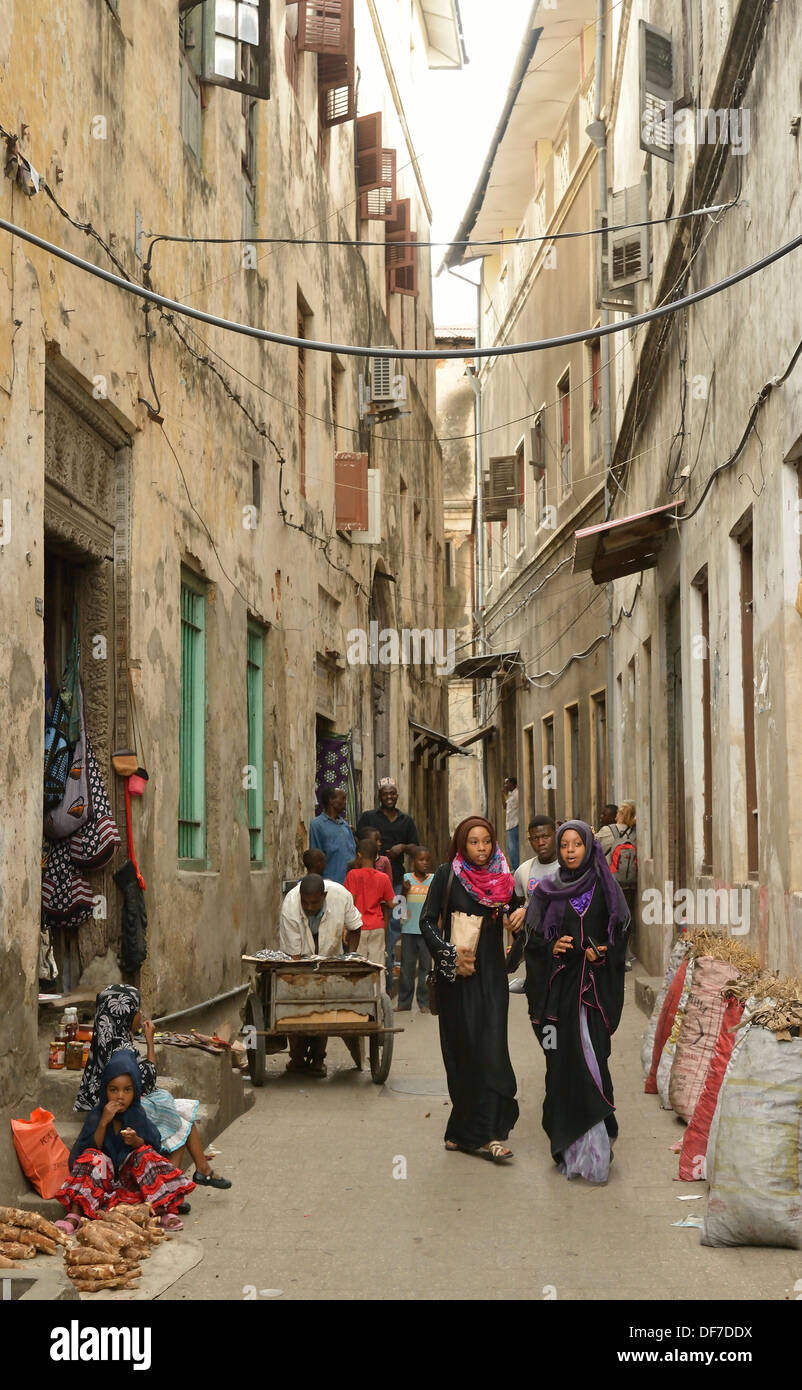 Ruelle dans le centre historique, à Stone Town, Zanzibar City (Zanzibar, Tanzanie Banque D'Images