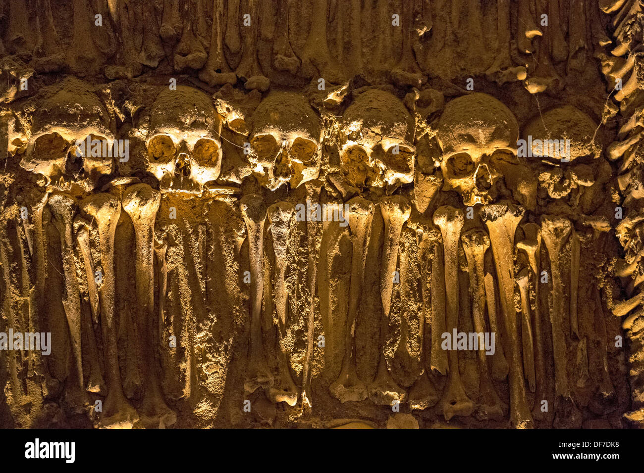 Crânes et d'os dans l'ossuaire, Capela dos Ossos parede, chapelle des os, chapelle des os, Évora, Portugal, District d'Évora Banque D'Images