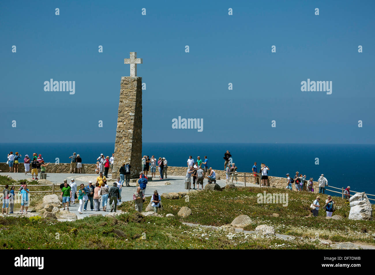 Les touristes à Cabo da Roca, le point le plus de l'Europe continentale, Cabo da Roca, Colares, District de Lisbonne, Portugal Banque D'Images