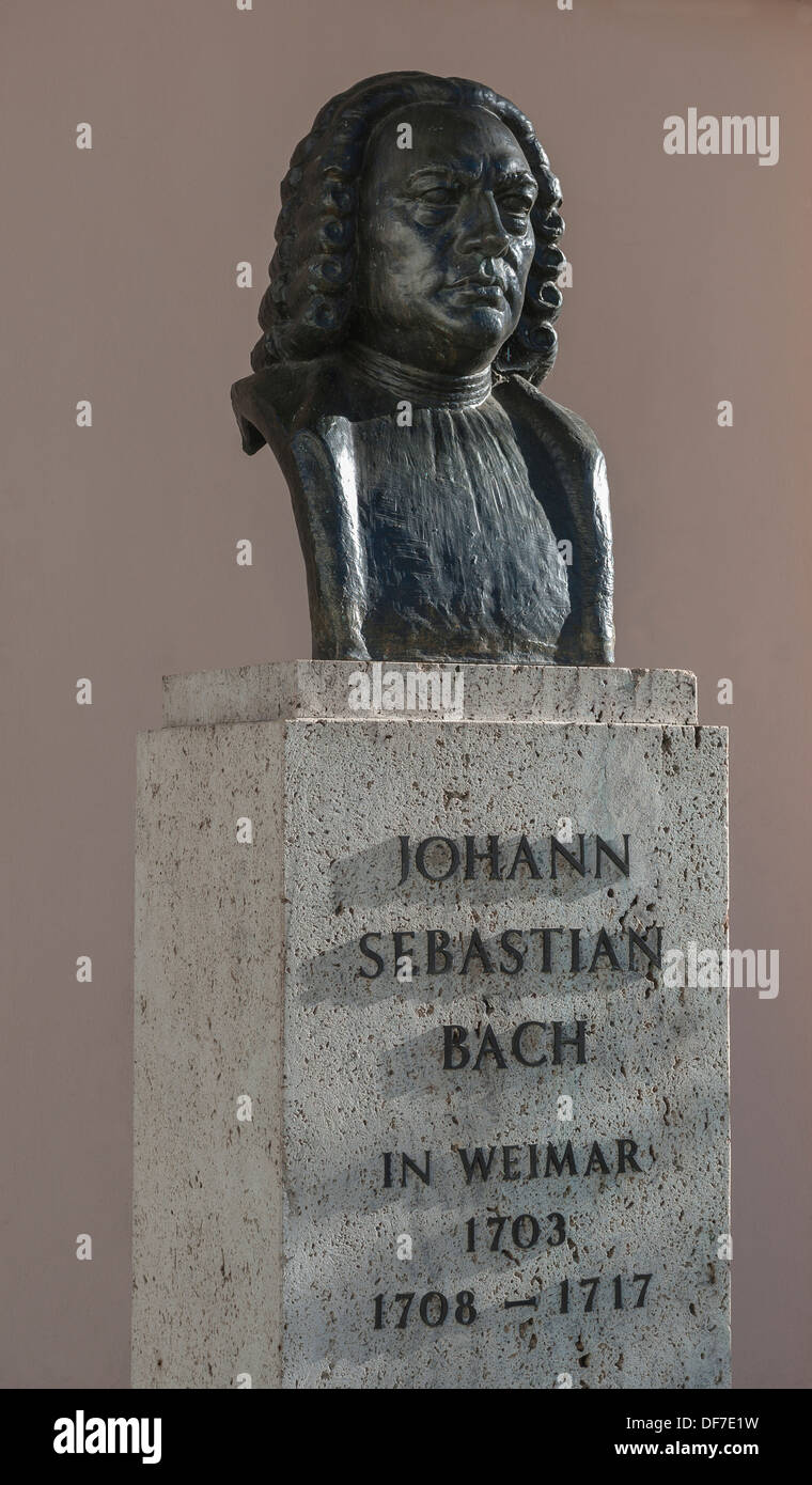 Monument de Johann Sebastian Bach, buste en bronze sur un socle en pierre avec une inscription, Weimar, Thuringe, Allemagne Banque D'Images