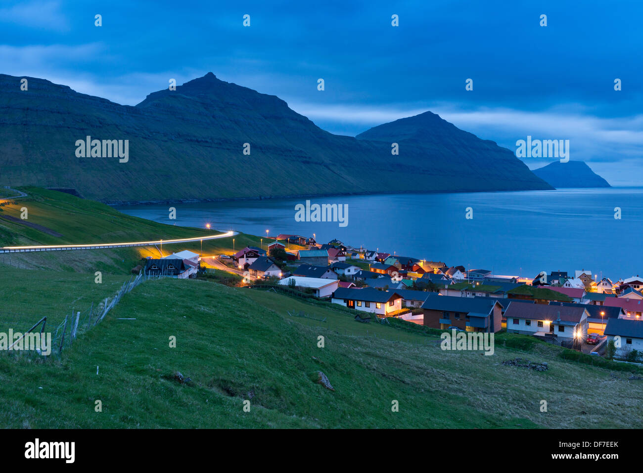 Bay et de maisons dans l'heure bleue, Gøtugjógv, Eysturoy, îles Féroé, Danemark Banque D'Images