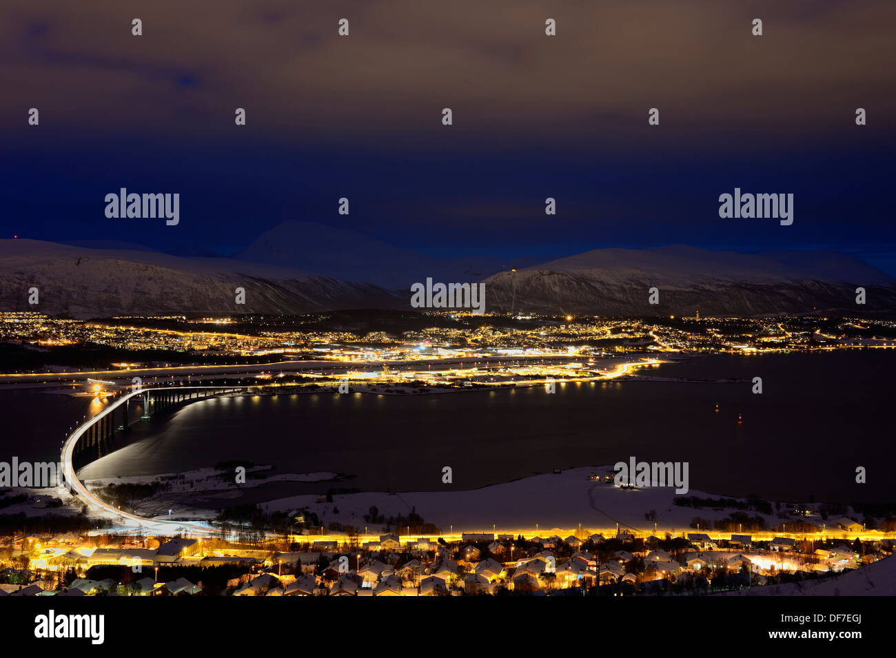 Pont au-dessus de nuit fjord, Tromsø, ‪Troms, dans le Nord de la Norvège, la Norvège Banque D'Images